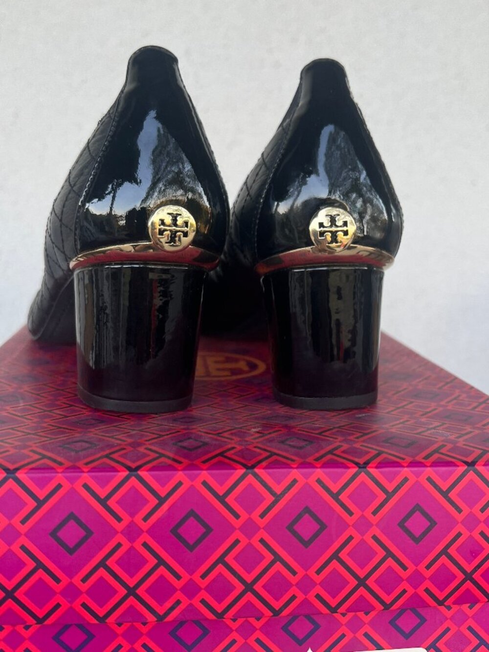 Tory Burch Carrie 55mm Quilted Leather Cap Toe Pump Black Gold Logo Size 9.5 EUC - Picture 5 of 13